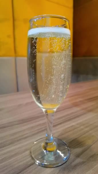 Close-up van een glas sprankelende champagne — Stockvideo