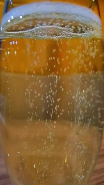 Close-up of a glass of sparkling champagne. — Stock Video