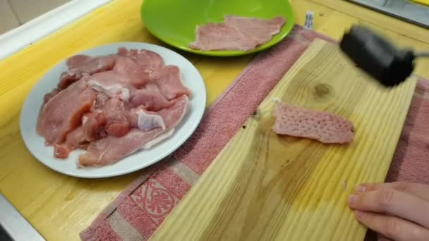 Szef kuchni walący mięsem. Strzał z bliska — Wideo stockowe