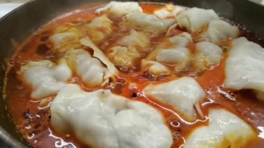 Pirinçli lahana ve tavada ekşi krema ile domates soslu et. Dolma veya golubtsy. Seçici odak.