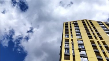 Mavi gökyüzüne karşı sarı parlak ev