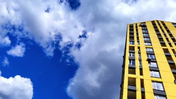 Giallo casa luminosa contro il cielo blu — Video Stock