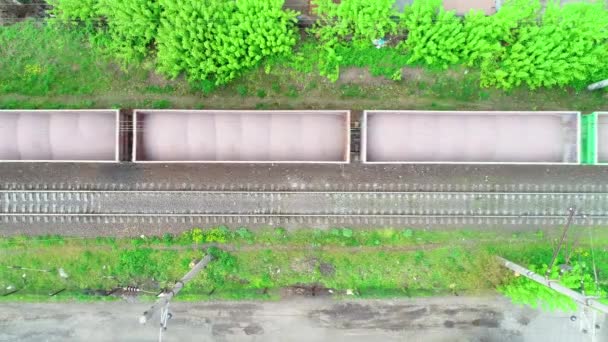 Vrachtvervoer concept. Luchtfoto van goederentrein. Bovenaanzicht van rijdende trein — Stockvideo