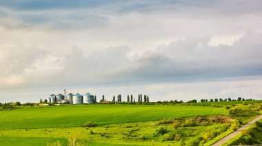 Fırtınadan sonra gün batımında tarım siloları