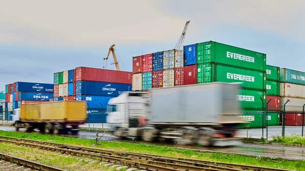 Odessa, Oekraïne - 19 mei 2021: Vrachtcontainers in de haven terminal. Containers met het label Evergreen op de voorgrond. — Stockfoto