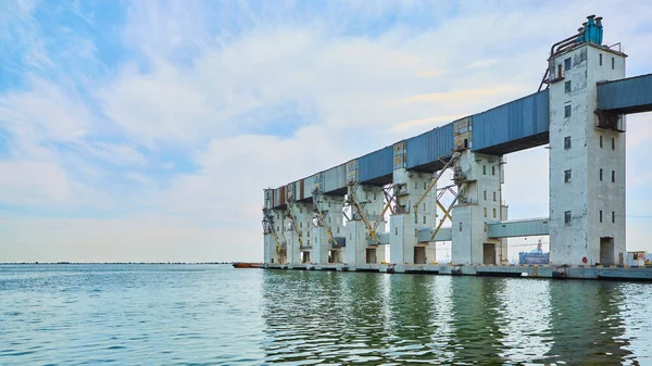 Vrachtterminal voor het laden van graanlading door walkranen. — Stockfoto