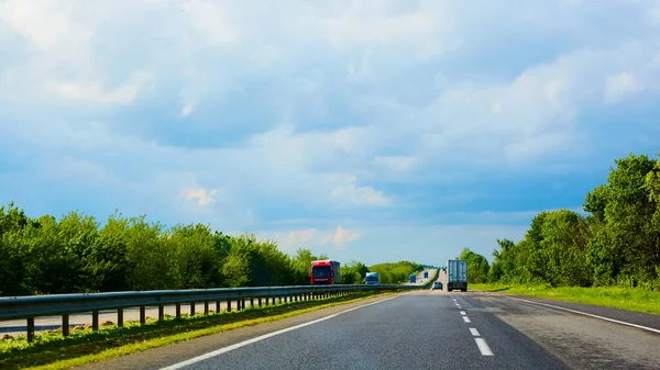 El tráfico por carretera al atardecer antes de la tormenta — Foto de Stock