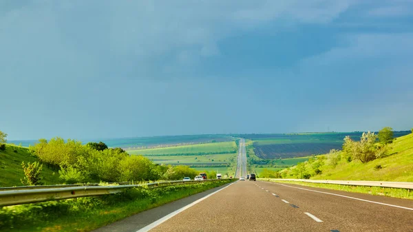 El tráfico por carretera al atardecer antes de la tormenta — Foto de Stock