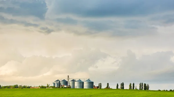 I silos agricoli al tramonto dopo il temporale — Foto Stock