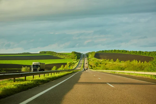 El tráfico por carretera al atardecer antes de la tormenta — Foto de Stock