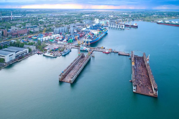 Bacini di carenaggio vuoti in porto Odessa. — Foto Stock