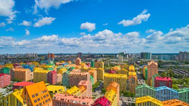 Ukrayna, Kyiv 'de renkli evleri ve güzel sonsuzluk tasarımı olan bir cadde. Havadan. Huzur şehri