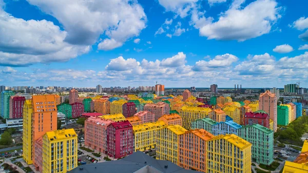 Rua com casas coloridas e belo design exterior em Kiev, Ucrânia. Aéreo. Cidade de conforto — Fotografia de Stock