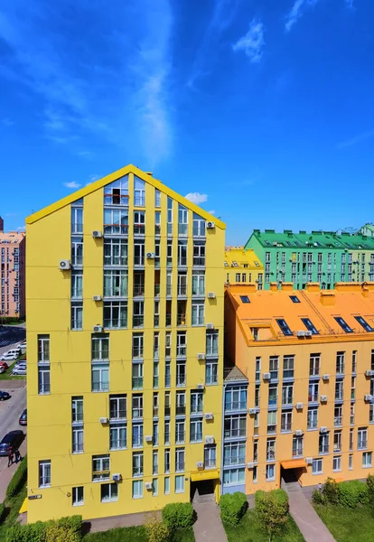 Rue avec des maisons colorées et beau design éternel à Kiev, Ukraine. Aérien. Ville de confort — Photo