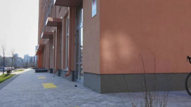 İşe giderken bisiklet süren genç ve şık bir işadamı.