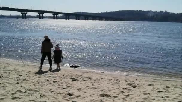 Child and Mother walking along the Shore, Dnepr River. — Stock Video