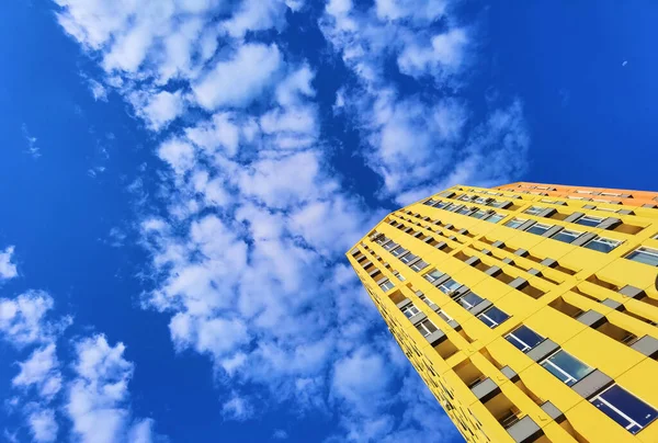 El edificio amarillo y el cielo azul, nubes blancas —  Fotos de Stock