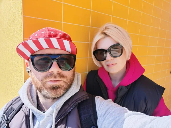 Pasangan trendi muda di kota membuat Selfie dengan smartphone — Stok Foto
