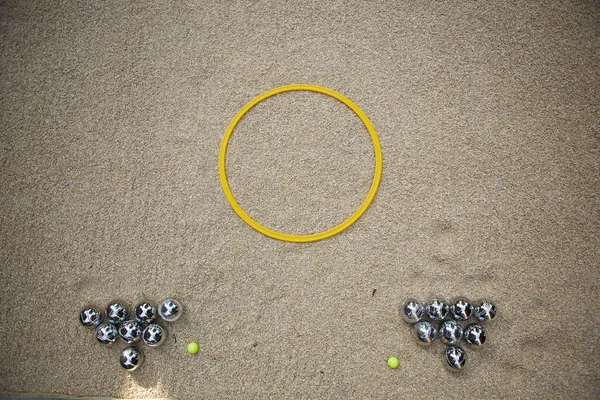 Set de pétanque avec dix-neuf boules en métal dans le champ pour le jeu — Photo