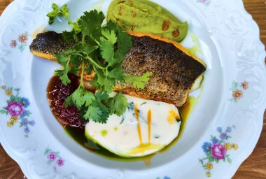 Sebzelerle süslenmiş fırında siba balığı fileto.