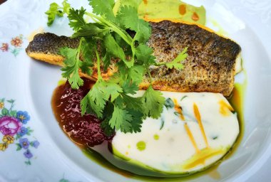 Dorado balığı restoran masasında servis edilir.