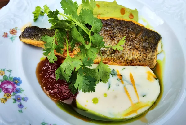 Filet de poisson de sibas cuit au four garni de légumes — Photo