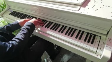 Piyanistlerin yakın çekimleri profesyonel olarak piyano çalar.