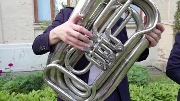 Närbild av professionell musiker spelar tuba — Stockvideo