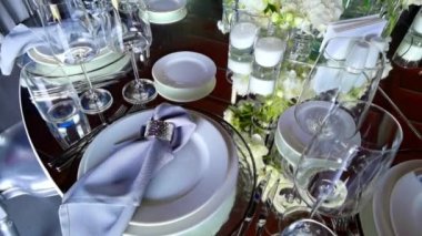 Renkli şık yemek masası..