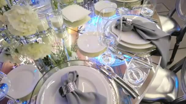 Ambiente de mesa de jantar elegante colorido. — Vídeo de Stock