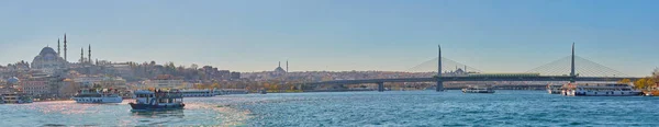 Estambul, Turquía - 1 de abril de 2017: Panorama del paisaje urbano de cuerno de oro con edificios antiguos y modernos — Foto de Stock