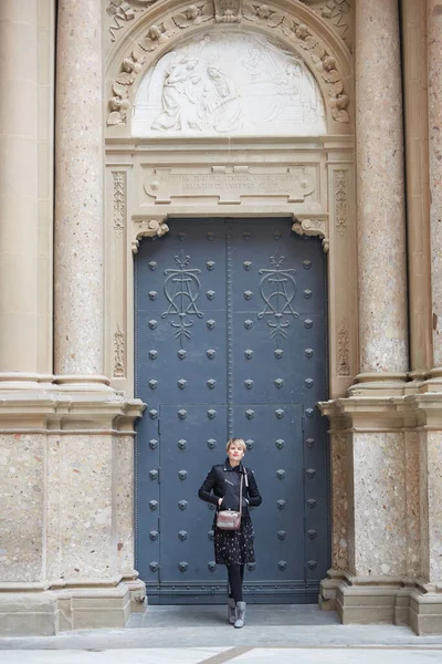 Montserrat, Espanha - 5 de abril de 2019: Young wonan poses em frente à Abadia de Santa Maria de Montserrat, Catalunha, Espanha . — Fotografia de Stock