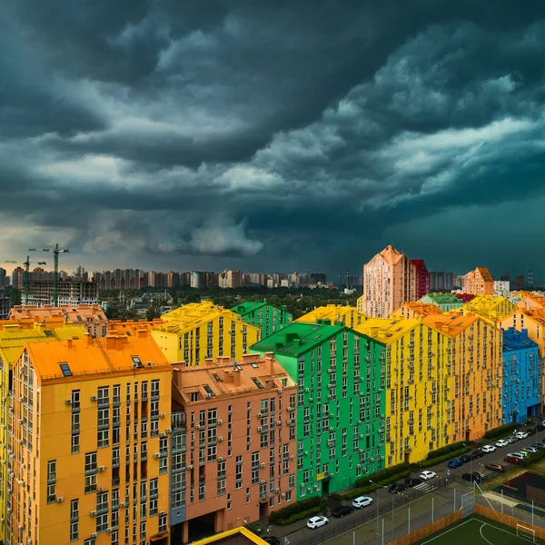 Приближается буря, буря или ураган. Угроза темных дождевых облаков охватила Киев в Украине. Пасмурное и красочное небо над городом — стоковое фото