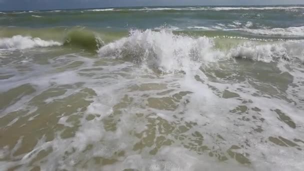 De puissantes vagues océaniques s'écrasent sur une côte. Des vagues océaniques extrêmement orageuses éclaboussent une plage — Video