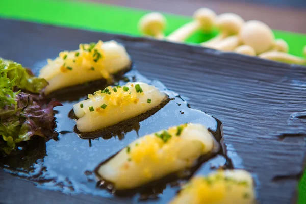 Trozos de atún blanco con hierbas y salsa — Foto de Stock