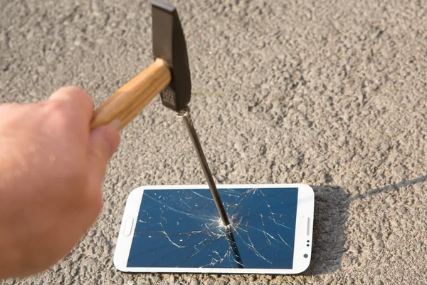 Martillo rompiendo la pantalla de un teléfono inteligente —  Fotos de Stock