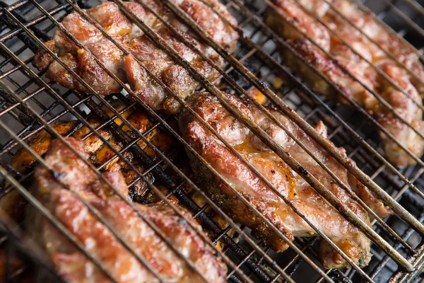 Кусочки мяса жарят над пламенем — стоковое фото