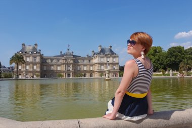 Lüksemburg Bahçesi içinde gülümseyen genç kadın