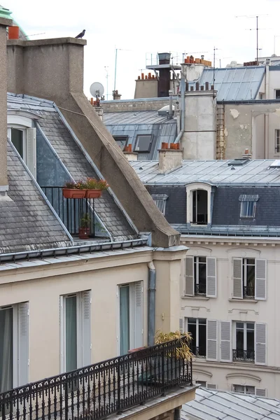パリの屋根の上を表示します。 — ストック写真