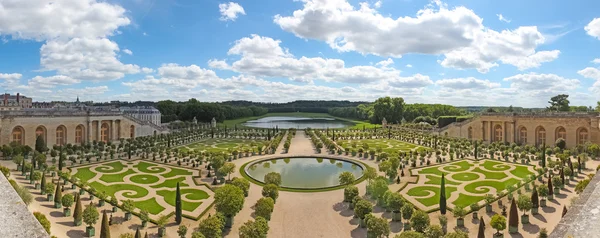 Orangery è stato progettato da Louis Le Vau, si trova a sud del Palazzo Versailles, Parigi, Francia . — Foto Stock