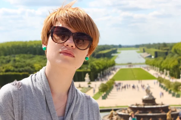 Schöne Frauen im Garten von Versailles — Stockfoto