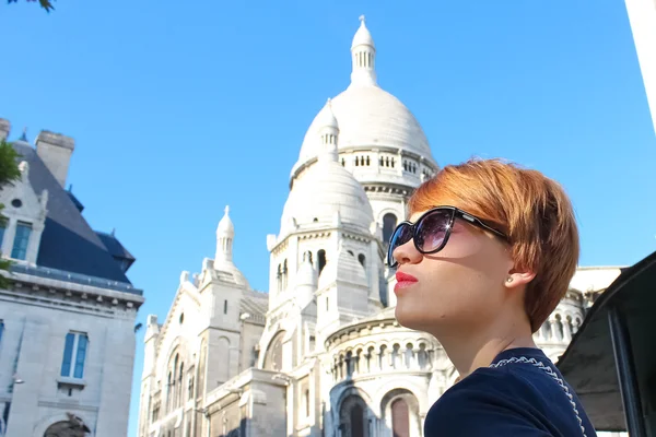 Hermosa joven de Sacre-Coeur Basílica en el Montmartre —  Fotos de Stock