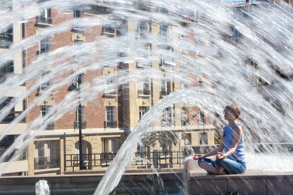 Menina relaxar no La Defense, distrito de negócios de Paris — Fotografia de Stock