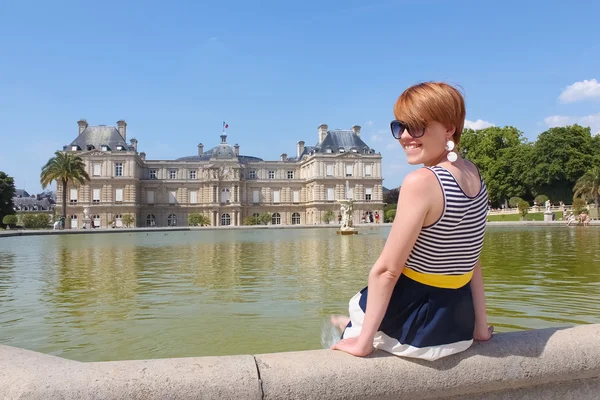 Sonriente Mujer joven en el jardín de Luxemburgo — Foto de Stock