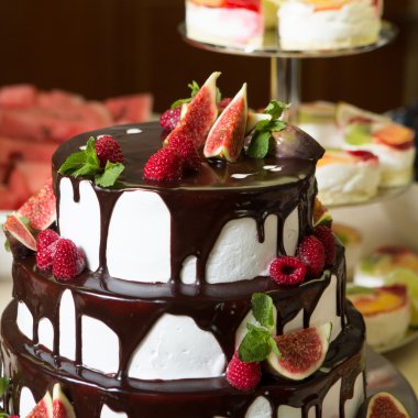 incir ve ahududu ile çikolatalı kek