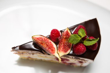 kek çikolata, incir ve ahududu