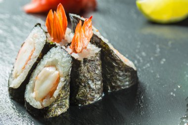 karides ile rulo siyah