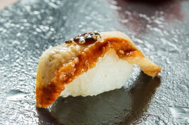 Organik yılan balığı suşi nigiri