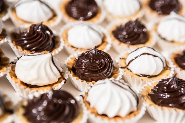 Witte en zwarte meringue cookies. — Stockfoto