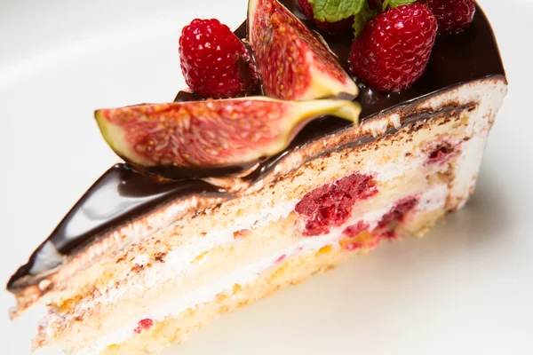 Gâteau au chocolat, figue et framboise — Photo